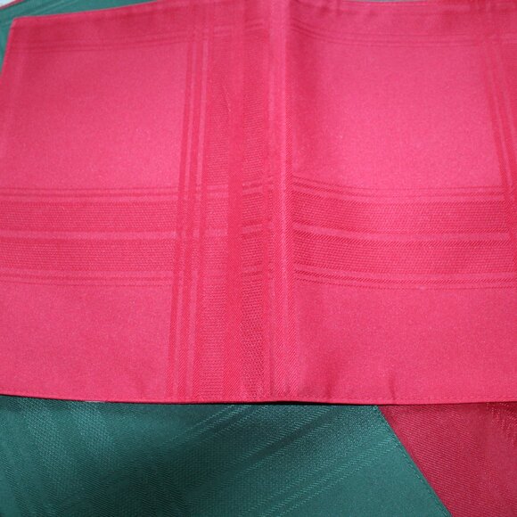Holiday Table Linen Set Red Laura Tablecloth With 2 Red 2 Green Place Mats - Picture 10 of 13